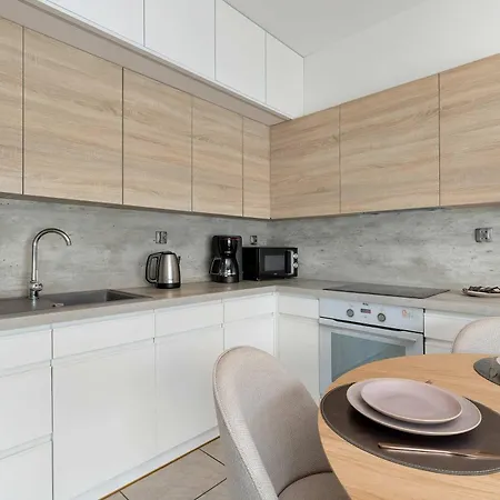 Stylish & Modern With Parking And Balcony By Renters *