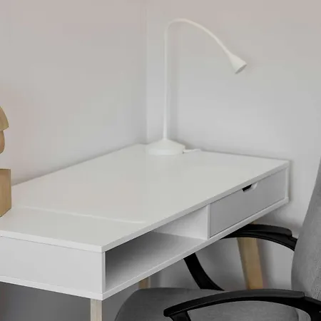 Stylish & Modern With Parking And Balcony By Renters 아파트 그디니아